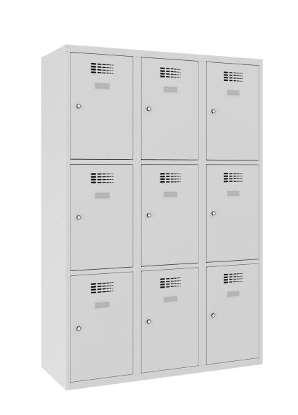 Ein lichtgrauer Fächerschrank mit drei Abteilen und neun Fächern mit jeweils einer Tür. Alle Türen sind geschlossen. Der Schrank steht vor einem weißen Hintergrund.